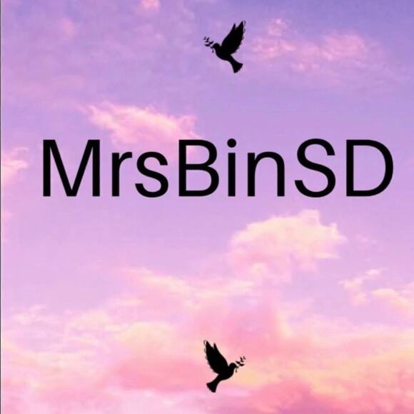 Louis Vuitton Gift Card Box. Empty. Comes with envelopes.  Magnetic closure Auth - Picture 8 of 13